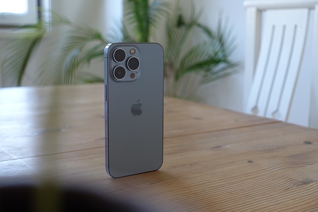 iPhone na stole